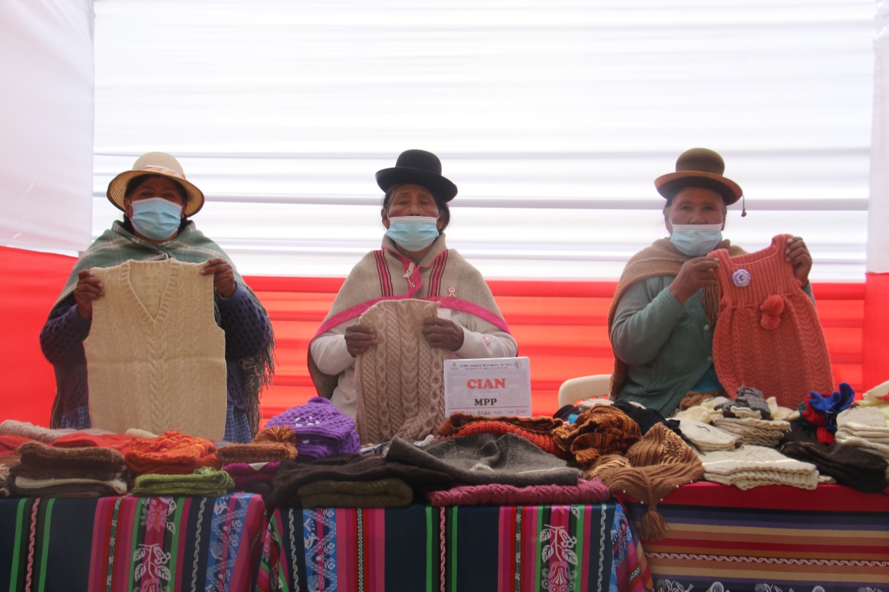 Adultos mayores exponen sus manualidades y artesanías durante casa abierta  en Orellana – Ministerio de Inclusión Económica y Social